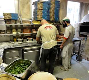 Pizza-Bäcker bei der Arbeit