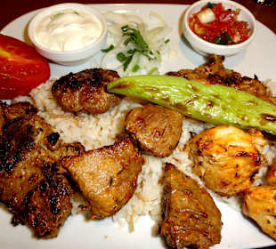 Gemischter Grillteller als Spezialität des Hauses