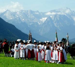 Frauen in Tracht vor prächtiger Kulisse