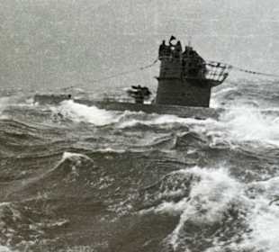 Seltenes Foto 2 Uboote treffen sich auf Feindfahrt