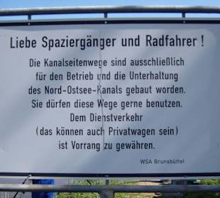 Ein Schild am Nord-Ostsee-Kanal