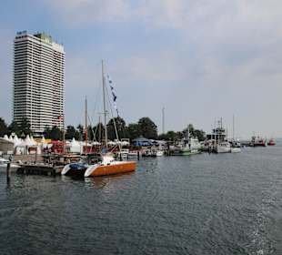 Das Maritim Strandhotel vom Hafen