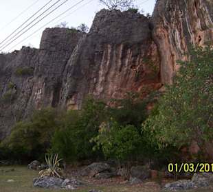 Hinter dem Hotel die Sierra Maestra