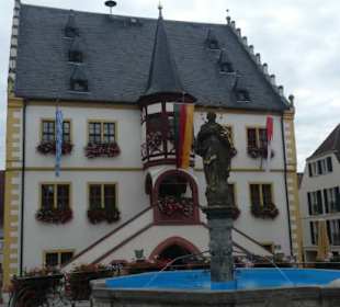 Volkach: Marktplatz mit Marienbrunnen und Rathaus