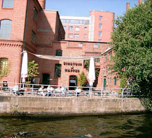 Café mit Terrasse direkt an der Spree