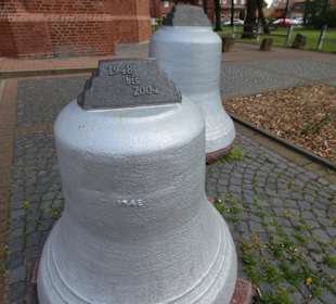 Glocken vor der Kirche