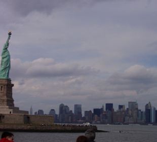 Liberty Statue und Skyline