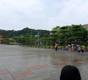 Dziedziniec przed głównym budynkiem