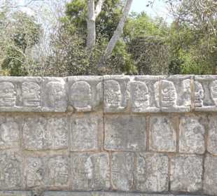 Steine mit Totenköpfe