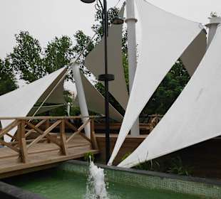 Ein Schiff auf der Uferpromenade 