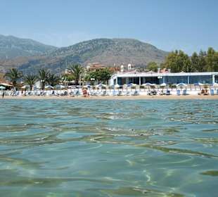 Beach und Promenade vom Strand aus