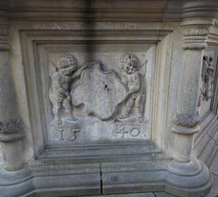 Relieftafeln um den Brunnen