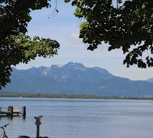 Blick auf die Berge vom Chiemseestrand in Chieming