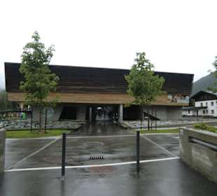 Gebäudeansicht vom Parkplatz