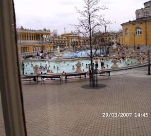 Thermalbad beim Heldenpark und Zoo