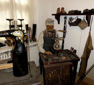 Historischer Schuhmacher bei der Arbeit