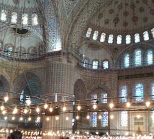 Öllampenkranz in der Moschee