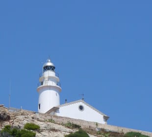 Blick vom Schiff auf den Leuchtturm