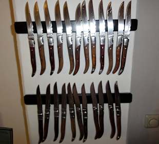 Steakmesser an der Wand