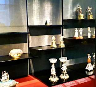 Vitrinen voll mit Goldsachen