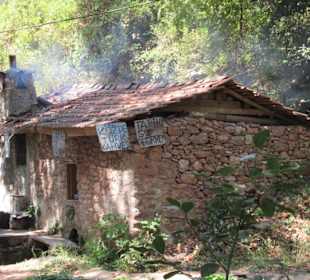 Altes Haus am Wasserfall