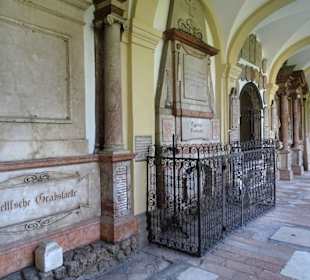 In den Gruftarkaden des Sebastiansfriedhofes
