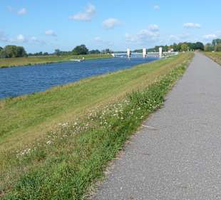 Radweg mit Wehr Gnevsdorf