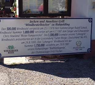 Tafel am Zaun vor dem Eingang