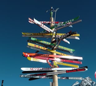 Wegweiser in der Ski-Arena