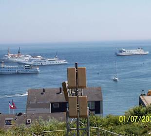 Blick über Helgoland auf die Fähren am Hafen