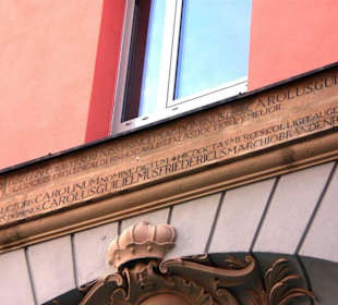 Gymnasium Inschrift über dem Eingang