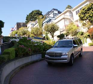 Zjazd stromą ulicą Lombard Street