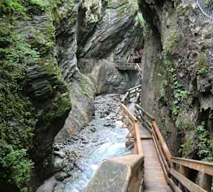 Auf Stegen durch die Klamm
