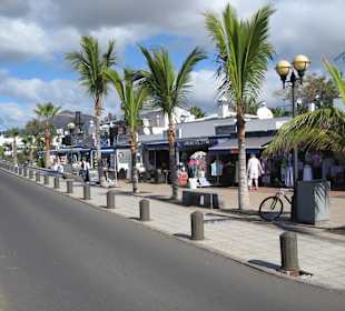 Promenade und Straße vor Hotel