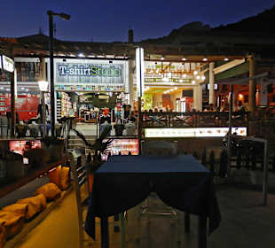 Shoppingmeile am Abend