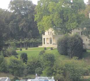 Schloss kurz vor der Einfahrt zum Hafen Potsdam