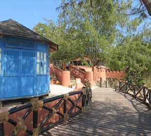 Steg in Richtung altes Gefängnis und Schildkröten