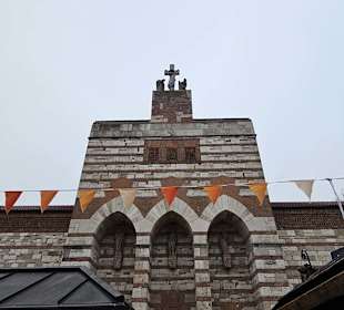 Außenansicht mit Kirchplatz