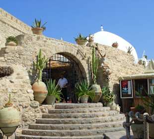 Malerisches Café am Eingang zur Medina
