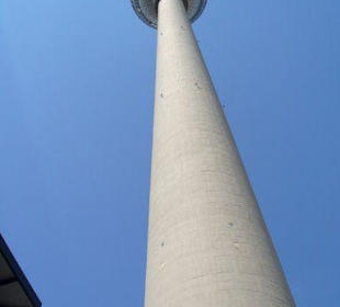 Blick von unten auf den Fernsehturm