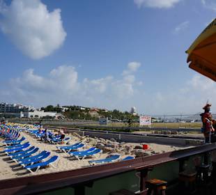 Der noch leer Strand früh morgens