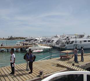 Die Ausflugsschiffe fahren gleich am Hotel ab