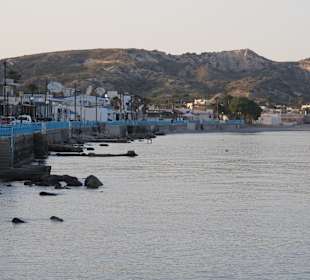 Sicht vom Hafen auf Kefalos Kamari