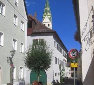 Seitengasse mit ev.-luther. Stadtkirche