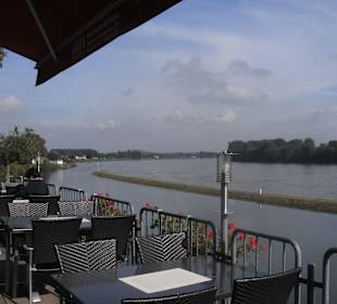 Herrliche Terrasse mit Bick auf den Rhein