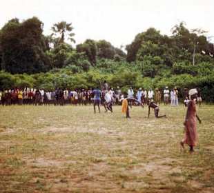 Stockkämpfe in einem Dorf in Senegal