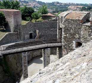 Wehrgänge und tiefe Gräben