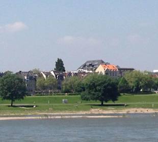 Sicht von der großen Treppe an der Uferpromenade