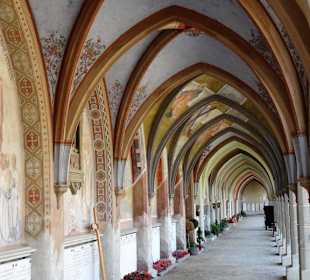 Arkaden des Stadtfriedhofes Brixen