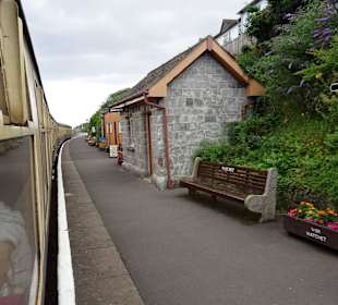 Halt in einem kleinem Bahnhof